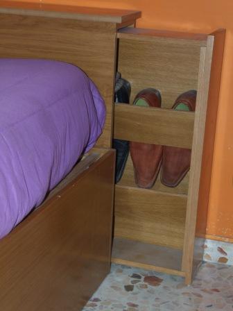 Cama con zapatero integrado